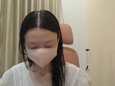 Lil-Cherries online show from April 13, 2026, 12:20 pm