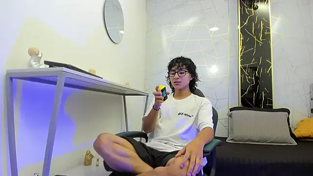 Zoro V online show from November 29, 2025, 7:47 pm