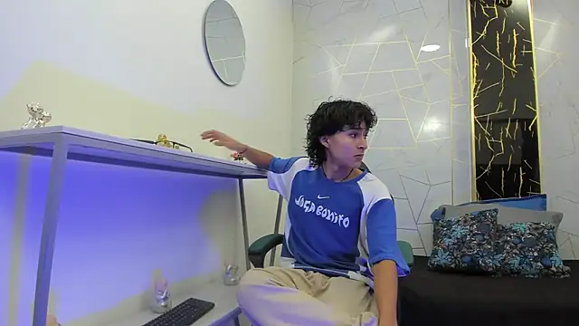 Zoro V online show from November 19, 2025, 7:14 pm