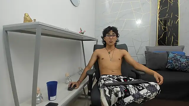 Zoro V online show from November 13, 2025, 7:40 pm