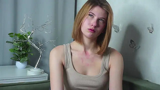 Snapshot of YvonneBou chatting on November 17, 2025, 8:13 pm YvonneBou online show from November 17, 2025, 8:13 pm