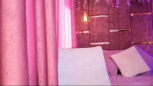 Snapshot of AuroraLanee_ chatting on November 19, 2025, 7:25 pm AuroraLanee online show from November 19, 2025, 7:25 pm