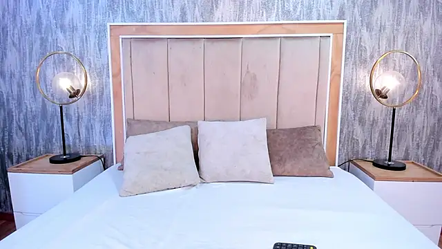 EvaLuxxe online show from November 20, 2025, 9:04 pm