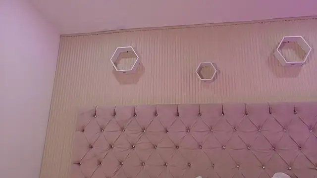 ZarinaWynne online show from July 17, 2026, 1:52 pm