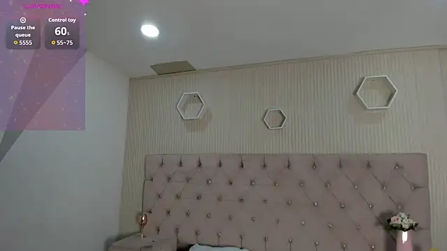 ZarinaWynne online show from May 17, 2026, 1:55 pm