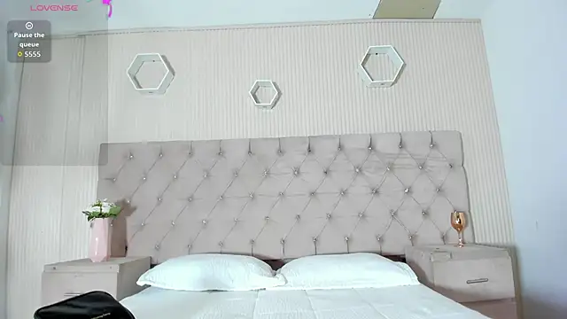 ZarinaWynne online show from May 11, 2026, 1:34 pm