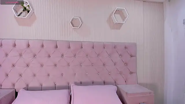ZarinaWynne online show from June 25, 2026, 2:33 pm
