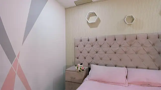 ZarinaWynne online show from June 20, 2026, 2:11 pm