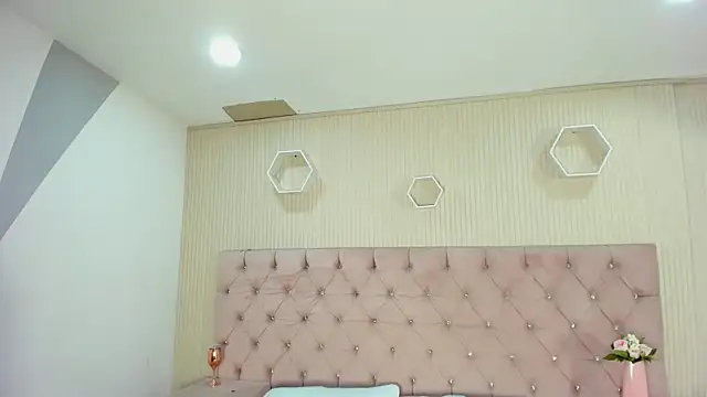 ZarinaWynne online show from May 18, 2026, 2:22 pm