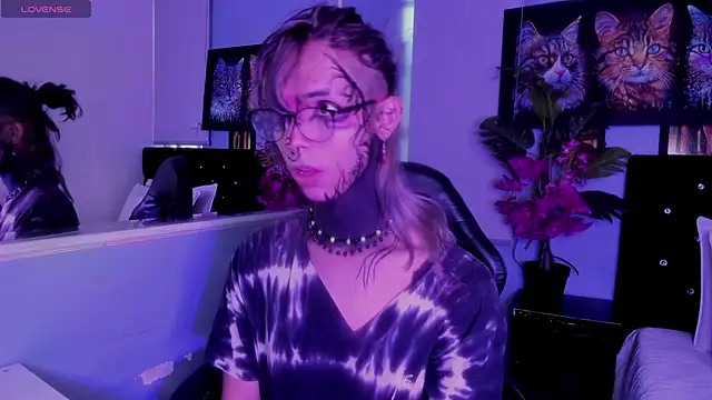 luxiel  online show from November 12, 2025, 9:18 pm