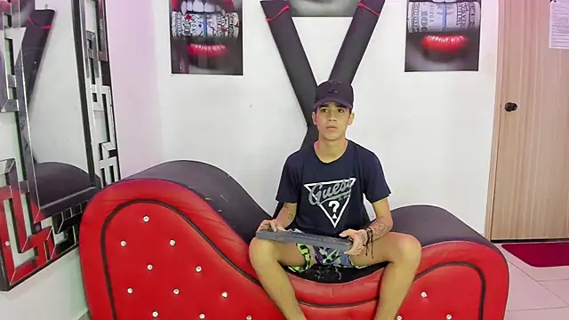 WHITHET BOYS online show from November 25, 2025, 1:33 pm