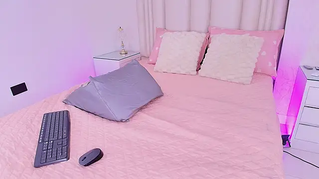 alanarose18 online show from May 23, 2026, 7:24 pm