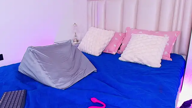 alanarose18 online show from March 25, 2026, 7:35 pm