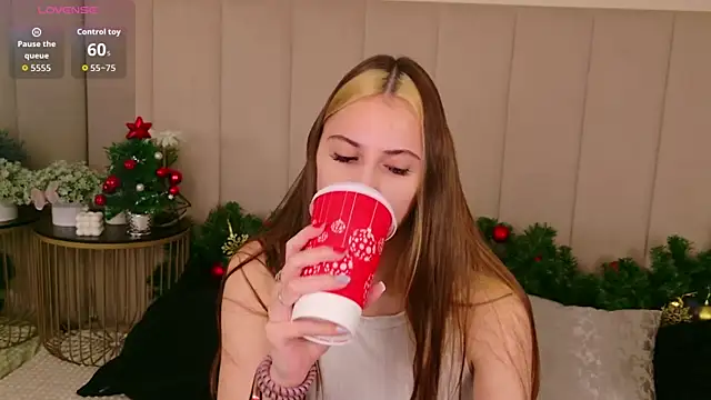 Snapshot of AriaBe11 chatting on December 20, 2025, 7:11 am AriaBe11 online show from December 20, 2025, 7:11 am