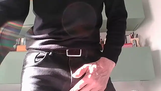 Snapshot of CuteDaddy92 chatting on December 18, 2025, 12:42 pm CuteDaddy92 online show from December 18, 2025, 12:42 pm