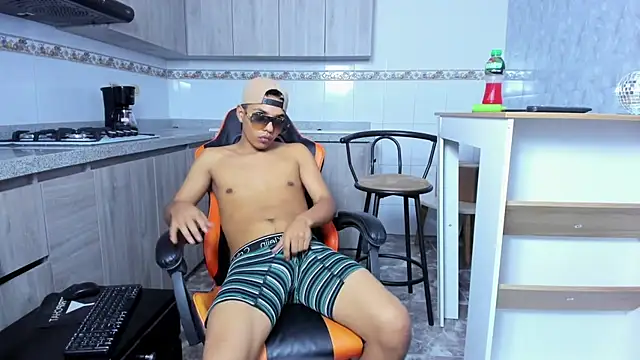 Snapshot of antonycres chatting on November 14, 2025, 1:04 pm antonycres online show from November 14, 2025, 1:04 pm