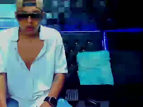 Snapshot of antonycres chatting on November 11, 2025, 12:22 pm antonycres online show from November 11, 2025, 12:22 pm