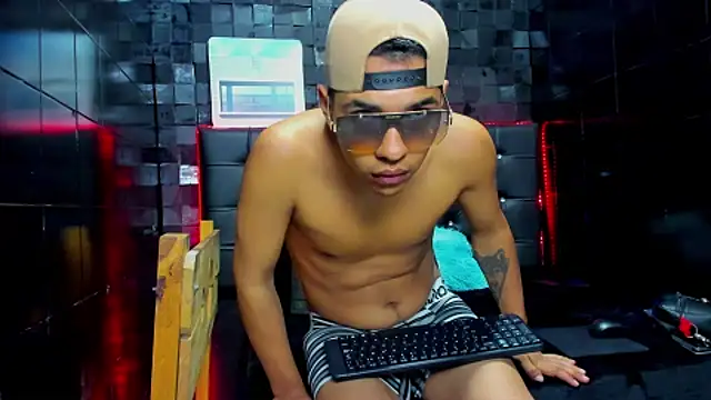 Snapshot of antonycres chatting on November 17, 2025, 12:31 pm antonycres online show from November 17, 2025, 12:31 pm