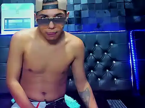 Snapshot of antonycres chatting on November 12, 2025, 12:31 pm antonycres online show from November 12, 2025, 12:31 pm