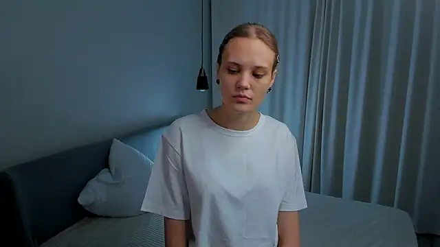 LilianGlenna online show from November 16, 2025, 11:15 am