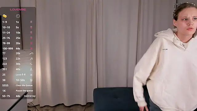 LilianGlenna online show from November 26, 2025, 1:11 pm