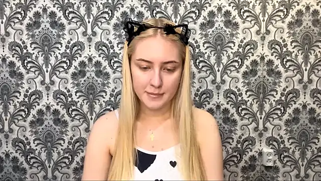 Snapshot of PhebeHals chatting on November 22, 2025, 1:21 pm PhebeHals online show from November 22, 2025, 1:21 pm