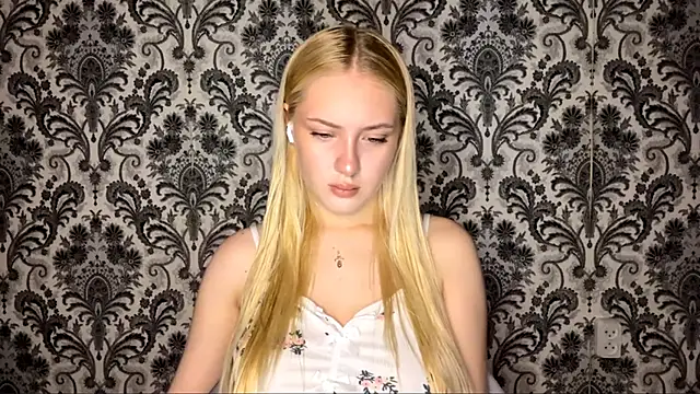 Snapshot of PhebeHals chatting on December 1, 2025, 1:56 pm PhebeHals online show from December 1, 2025, 1:56 pm