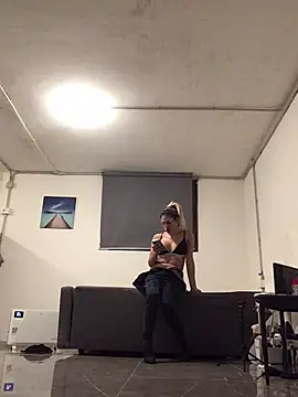 ESTRELLABERECHUCKY online show from January 9, 2026, 7:54 pm