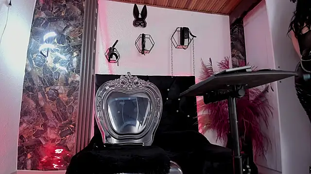 Halley Ravenn online show from December 21, 2025, 1:46 pm