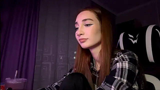 Snapshot of HollyPaw chatting on November 17, 2025, 6:34 pm HollyPaw online show from November 17, 2025, 6:34 pm