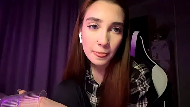 Snapshot of HollyPaw chatting on December 1, 2025, 6:20 pm HollyPaw online show from December 1, 2025, 6:20 pm