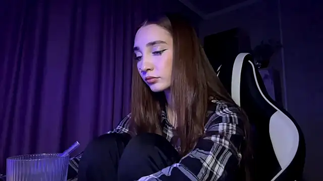 Snapshot of HollyPaw chatting on November 21, 2025, 7:35 pm HollyPaw online show from November 21, 2025, 7:35 pm