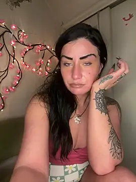 Snapshot of ValayaNoire chatting on January 5, 2026, 11:08 pm ValayaNoire online show from January 5, 2026, 11:08 pm