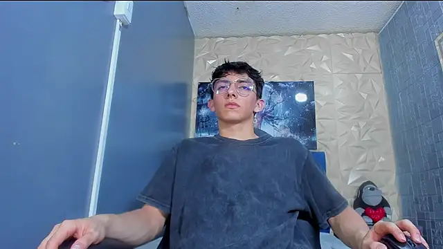 ElanGiraldo online show from June 22, 2026, 11:35 pm