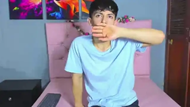 Snapshot of ElanGiraldo chatting on November 26, 2025, 10:10 pm ElanGiraldo online show from November 26, 2025, 10:10 pm