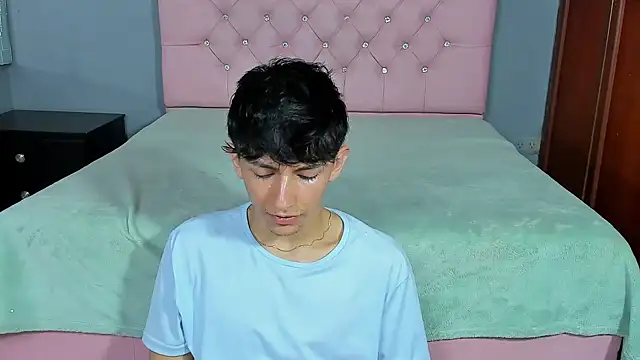 Snapshot of ElanGiraldo chatting on January 9, 2026, 10:06 pm ElanGiraldo online show from January 9, 2026, 10:06 pm