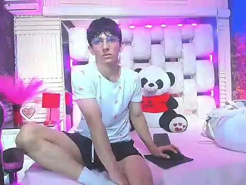 ElanGiraldo online show from March 21, 2026, 12:01 am