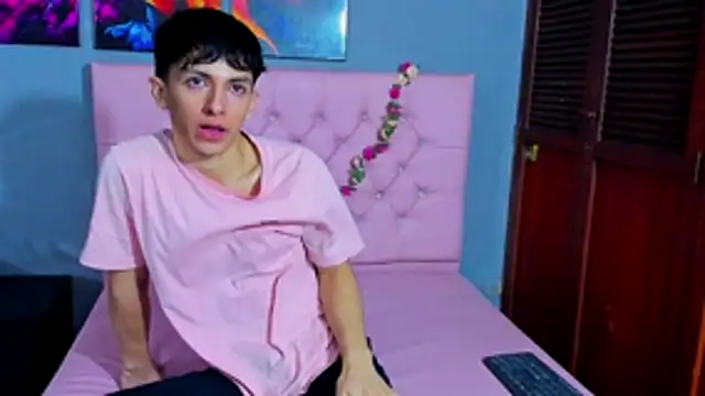 Snapshot of ElanGiraldo chatting on November 22, 2025, 10:08 pm ElanGiraldo online show from November 22, 2025, 10:08 pm