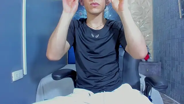 ElanGiraldo online show from July 1, 2026, 10:32 pm