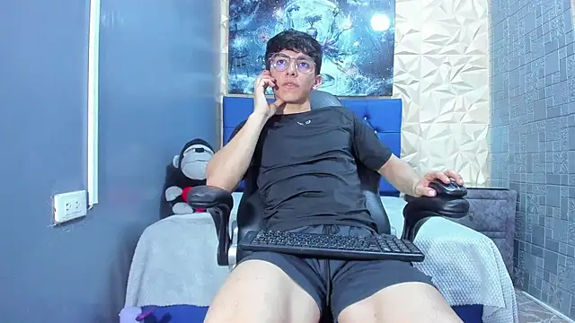 ElanGiraldo online show from May 8, 2026, 11:30 pm