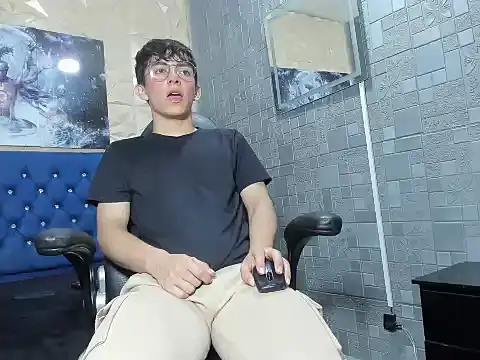 ElanGiraldo online show from March 11, 2026, 1:43 am