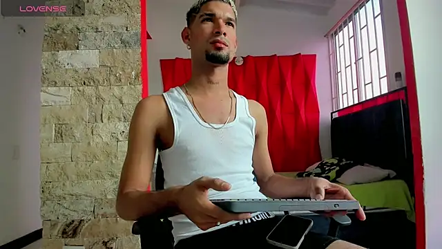 Snapshot of Carlitos_sexy chatting on November 21, 2025, 8:52 pm Carlitos sexy online show from November 21, 2025, 8:52 pm