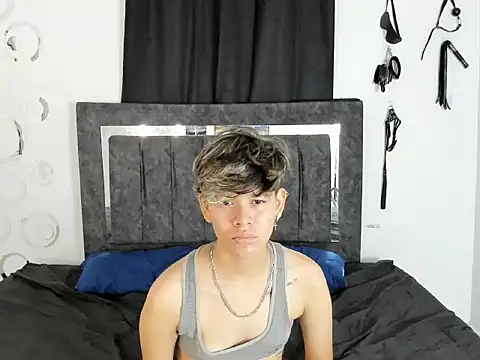 Lily and Lina online show from November 12, 2025, 12:42 pm