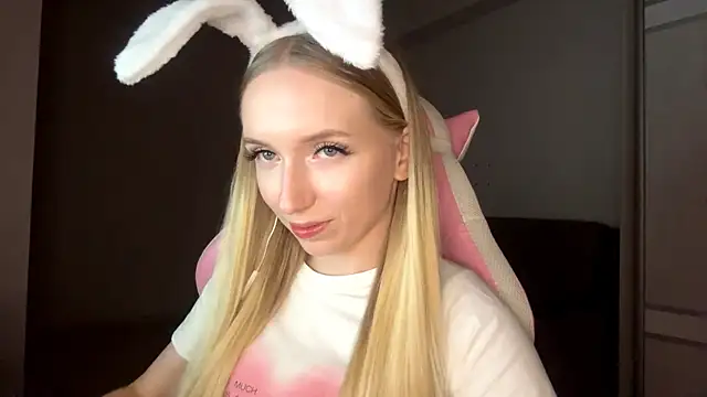 LaceDream online show from November 27, 2025, 4:18 pm