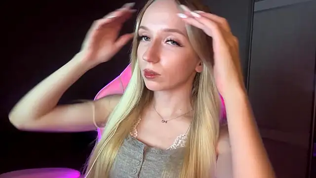 LaceDream online show from November 22, 2025, 3:11 pm