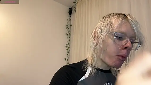 Snapshot of MollyChloe chatting on November 19, 2025, 9:15 pm MollyChloe online show from November 19, 2025, 9:15 pm