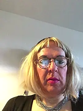 simone xdressing online show from March 29, 2026, 5:03 pm