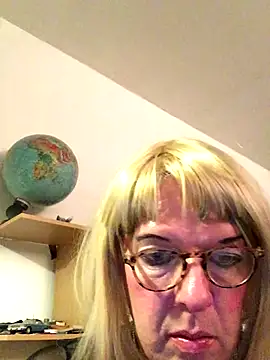 Snapshot of simone_xdressing chatting on November 5, 2025, 8:01 pm simone xdressing online show from November 5, 2025, 8:01 pm