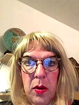 Snapshot of simone_xdressing chatting on September 21, 2025, 12:05 am simone xdressing online show from September 21, 2025, 12:05 am