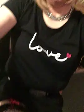 Snapshot of simone_xdressing chatting on September 28, 2025, 11:23 pm simone xdressing online show from September 28, 2025, 11:23 pm